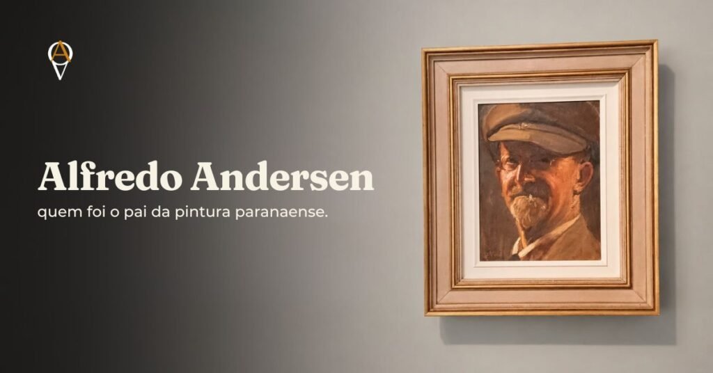 Autorretrato de Alfredo Andersen emoldurado em dourado na parede cinza do Museu Casa Alfredo Andersen, o pintor de boina, óculos e barba branca em tons terrosos de óleo, com o texto sobreposto "Alfredo Andersen, quem foi o pai da pintura paranaense" à esquerda.