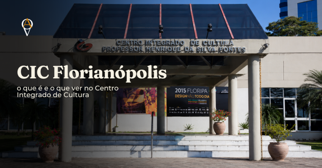 Cabeçalho do artigo com o título "CIC Florianópolis - o que é e o que ver no Centro Integrado de Cultura" sobreposto à foto da fachada de entrada do CIC, onde aparece o letreiro Centro Integrado de Cultura Professor Henrique da Silva Fontes sobre a marquise, escadaria de acesso ladeada por vasos de barro com plantas e cartaz da mostra 2015 Floripa Design Não Todo Dia à esquerda, sob céu azul.