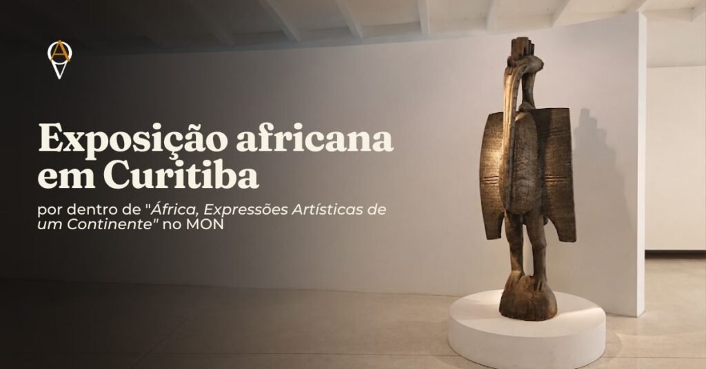 Escultura africana humanoide com estrutura em leque nas costas, na entrada da exposição, ilustrando o texto "Exposição africana em Curitiba: por dentro de 'África, Expressões Artísticas de um Continente' no MON"