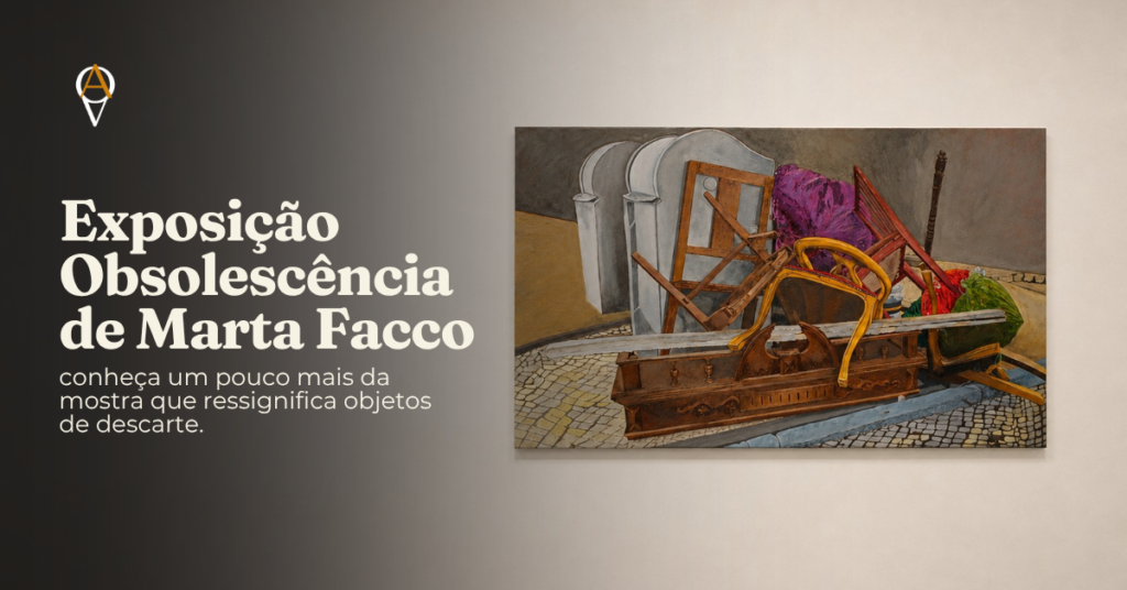 Cabeçalho do artigo com o título "Exposição Obsolescência de Marta Facco" e o subtítulo "conheça um pouco mais da mostra que ressignifica objetos de descarte" em branco sobre fundo em degradê do preto ao cinza claro, com o logo em pino do Onde Ver Arte no canto superior esquerdo. À direita, uma das pinturas a óleo da exposição retrata uma pilha de móveis e objetos descartados numa calçada de pedras portuguesas: uma cadeira de madeira tombada, um carrinho de mão enferrujado, trouxas de tecido nas cores roxo, vermelho e verde amontoadas por cima, e uma vara de madeira encostada ao fundo, tudo em tons terrosos contra uma parede cinza.