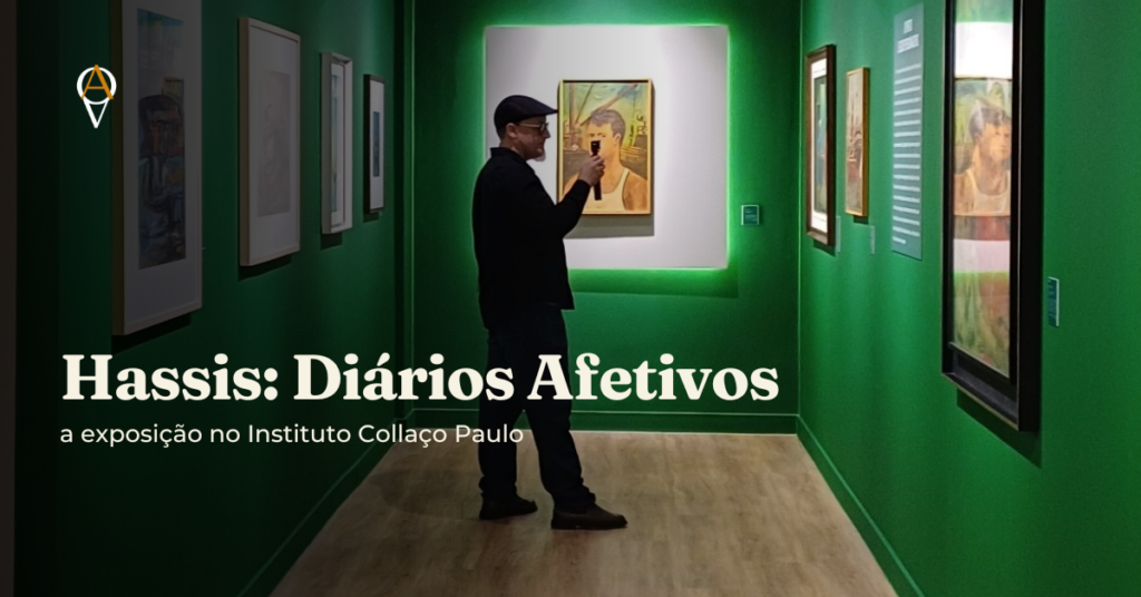 Homem de boina e óculos filma com o celular em uma das salas verdes do Instituto Collaço Paulo, com o autorretrato de Hassis e outras pinturas emolduradas na parede ao fundo, durante a vernissage da exposição Hassis Diários Afetivos. Texto sobreposto à imagem: "Hassis: Diários Afetivos - a exposição no Instituto Collaço Paulo".