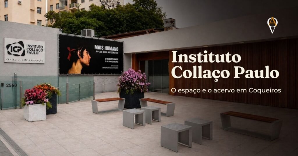 Fachada e pátio de entrada do Instituto Collaço Paulo, em Coqueiros, Florianópolis, com a placa do instituto na parede à esquerda, banner da exposição de abertura "Mais Humano" ao fundo, bancos e banquinhos de concreto entre vasos de flores coloridas, e o texto "Instituto Collaço Paulo, o espaço e o acervo em Coqueiros" sobreposto à direita da imagem.