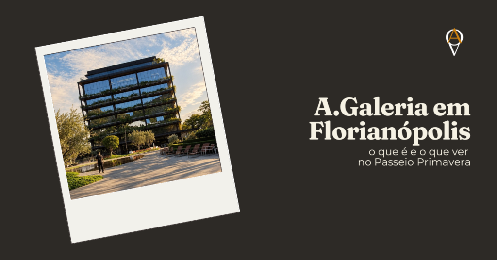 Capa do artigo sobre a A.Galeria Florianópolis. À esquerda, foto estilo polaroid do edifício Primavera Office, com fachada de vidro e vegetação pendente em todos os andares, espelho d'água no térreo e uma pessoa caminhando pela praça ao entardecer. À direita, sobre fundo escuro, o texto "A.Galeria em Florianópolis — o que é e o que ver no Passeio Primavera" e o logo do Onde Ver Arte no canto superior.