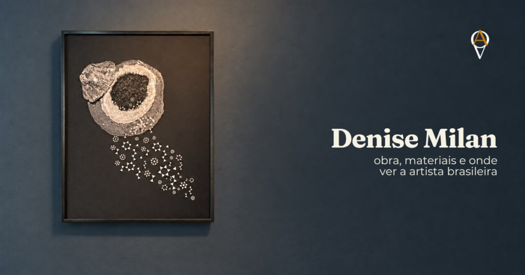 Obra de Denise Milan: composição circular emoldurada sobre fundo preto, com uma pedra bruta e irregular, em tom acinzentado, partida ao meio e revelando um interior escuro salpicado de pequenos pontos claros; encaixada a ela, uma formação em espiral, em camadas concêntricas de cinza e branco, lembrando um fóssil ou um corte geológico; da base da espiral, uma nuvem de flores estilizadas, estrelas de seis pontas e triângulos minúsculos se espalha para o canto inferior direito, como se estivesse se soltando da pedra e se dissolvendo no espaço ao redor. Ao lado, o logotipo do Onde Ver Arte e o título "Denise Milan: obra, materiais e onde ver a artista brasileira". Peça exposta na mostra "The Exact Moment Life Begins", na A Galeria, em Florianópolis