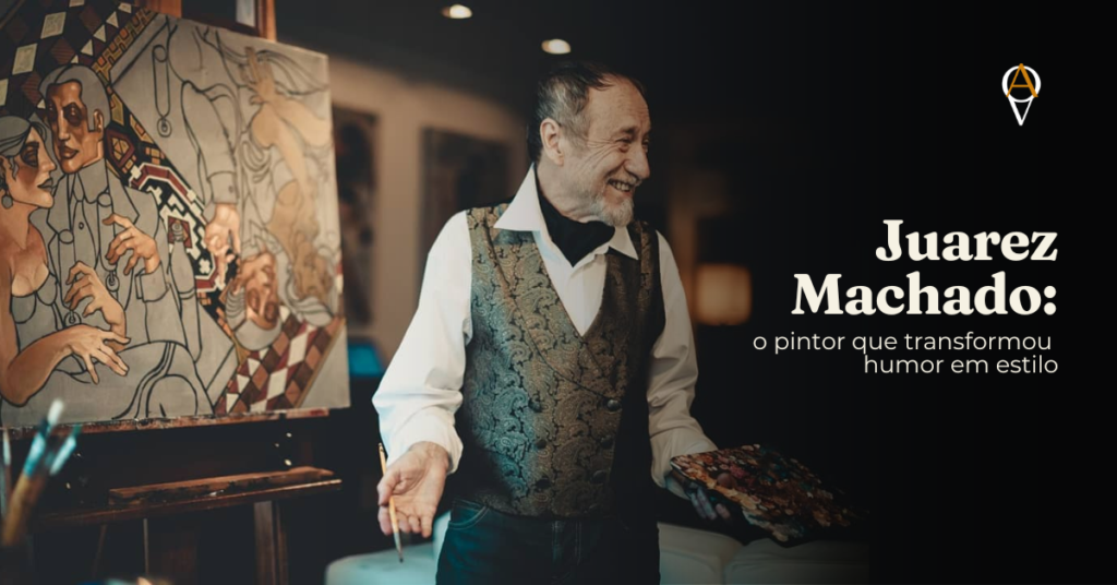 Juarez Machado, de cabelos e barba grisalhos, sorri em seu ateliê vestindo um colete de brocado sobre camisa branca e lenço escuro no pescoço. Na mão direita segura um pincel, na esquerda uma paleta de tintas. Atrás dele, apoiada num cavalete, uma tela com figuras femininas em tons de vermelho, bege e xadrez, no estilo característico da sua obra. À esquerda, pincéis num recipiente sobre uma mesa auxiliar. A iluminação é intimista, com fundo escuro. No lado direito da imagem, texto sobreposto em branco: "Juarez Machado: o pintor que transformou humor em estilo". No canto superior direito, o logotipo do site Onde Ver Arte.