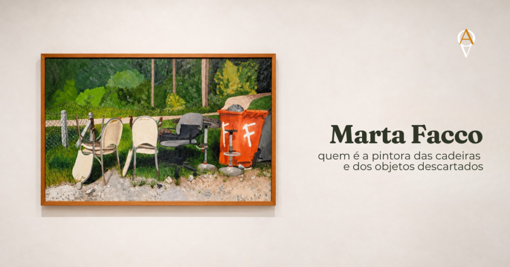 Pintura a óleo de Marta Facco, em moldura fina de madeira alaranjada, pendurada numa parede creme. A tela mostra móveis descartados sobre a grama, junto a uma cerca de tela de arame. São duas cadeiras de metal brancas com o assento desgastado, um assento escuro de cadeira de escritório, bases metálicas de cadeiras de escritório com pistão e um contêiner de lixo laranja com marcas brancas na lateral. Ao fundo, vegetação verde densa e troncos de árvore; em primeiro plano, chão de cascalho claro. Do lado direito, o texto: "Marta Facco: quem é a pintora das cadeiras e dos objetos descartados", e o logotipo do Onde Ver Arte no canto superior.